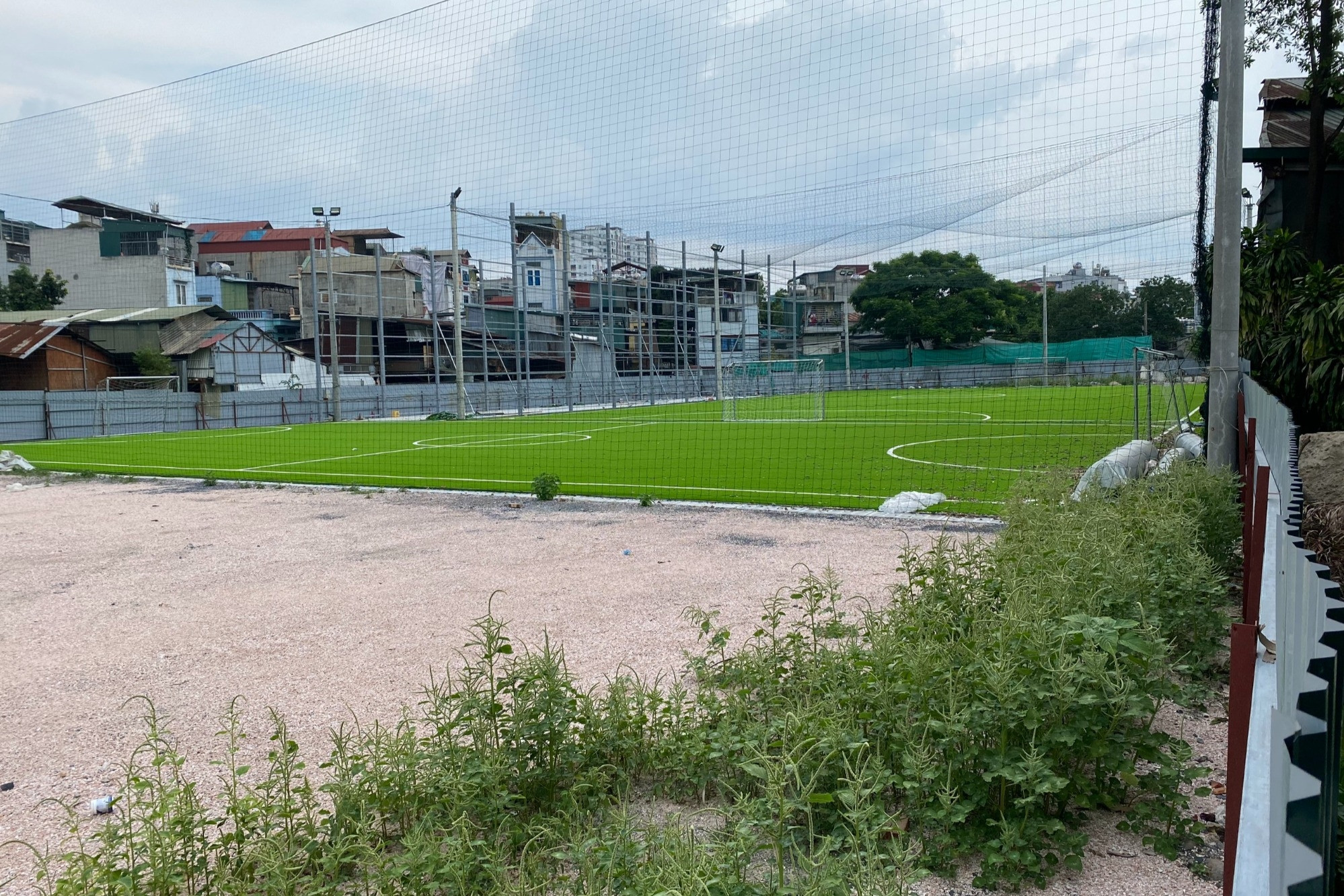 Diễn biến bất ngờ vụ sân bóng 'mọc' giữa khu đất Hà Nội giải tỏa làm đường
