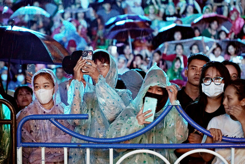 Hàng nghìn người đội mưa dự bế mạc Festival biển Nha Trang