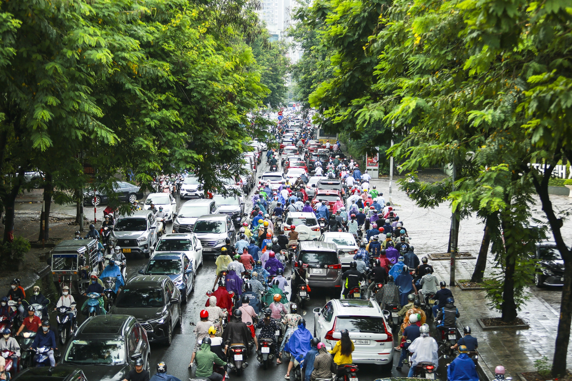 Hà Nội đón 'mưa vàng' giải nhiệt, nhiều tuyến phố ùn tắc