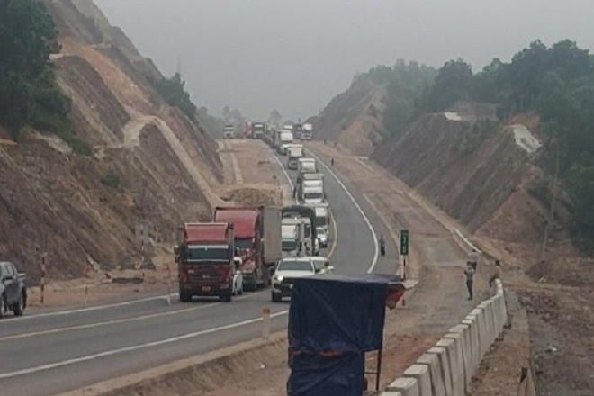Hạn chế xe tải trọng trên 10 tấn đi vào cao tốc Cam Lộ - La Sơn