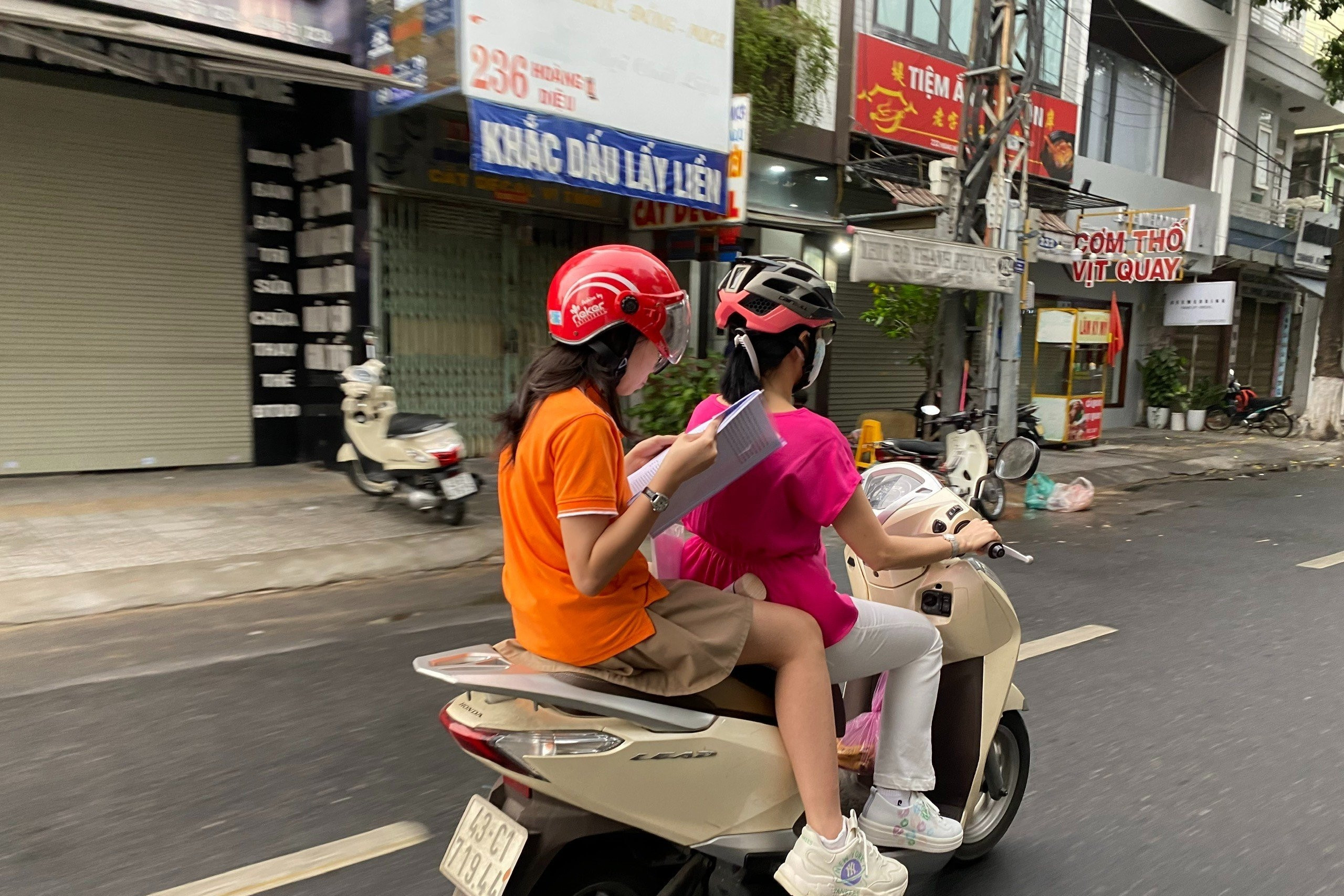 Học sinh Đà Nẵng ôn bài trên xe, đội mưa đến điểm thi