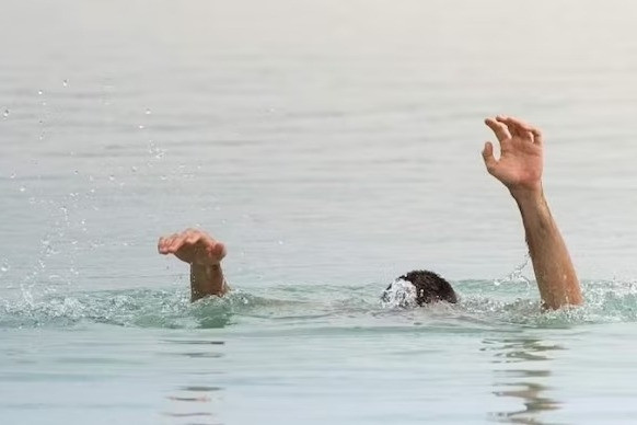 Lĩnh án 10 năm tù vì bỏ mặc em trai bên suối dẫn tới chết đuối