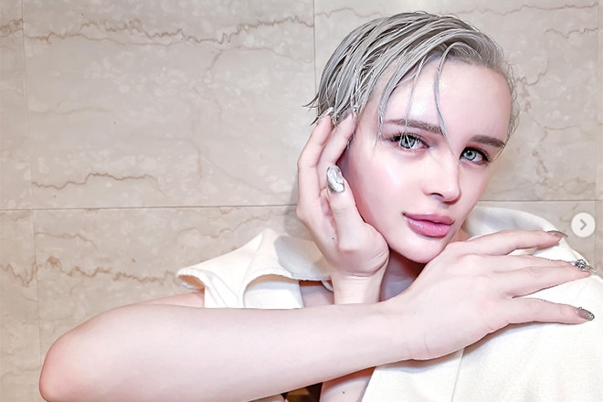 Nam nghệ sĩ 26 tuổi nghiện thẩm mỹ bị gọi là 'búp bê sống'