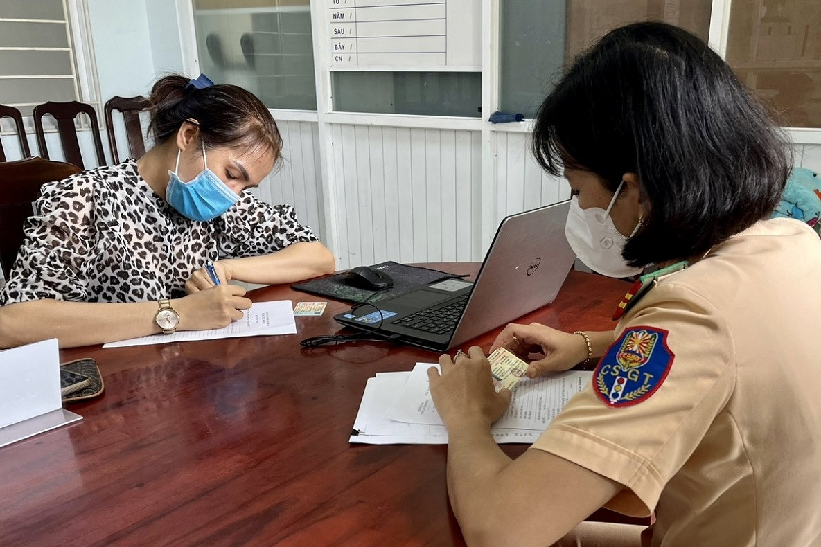 Nữ tài xế lái xe đi ngược chiều trên quốc lộ bị phạt 5 triệu, tước GPLX 3 tháng