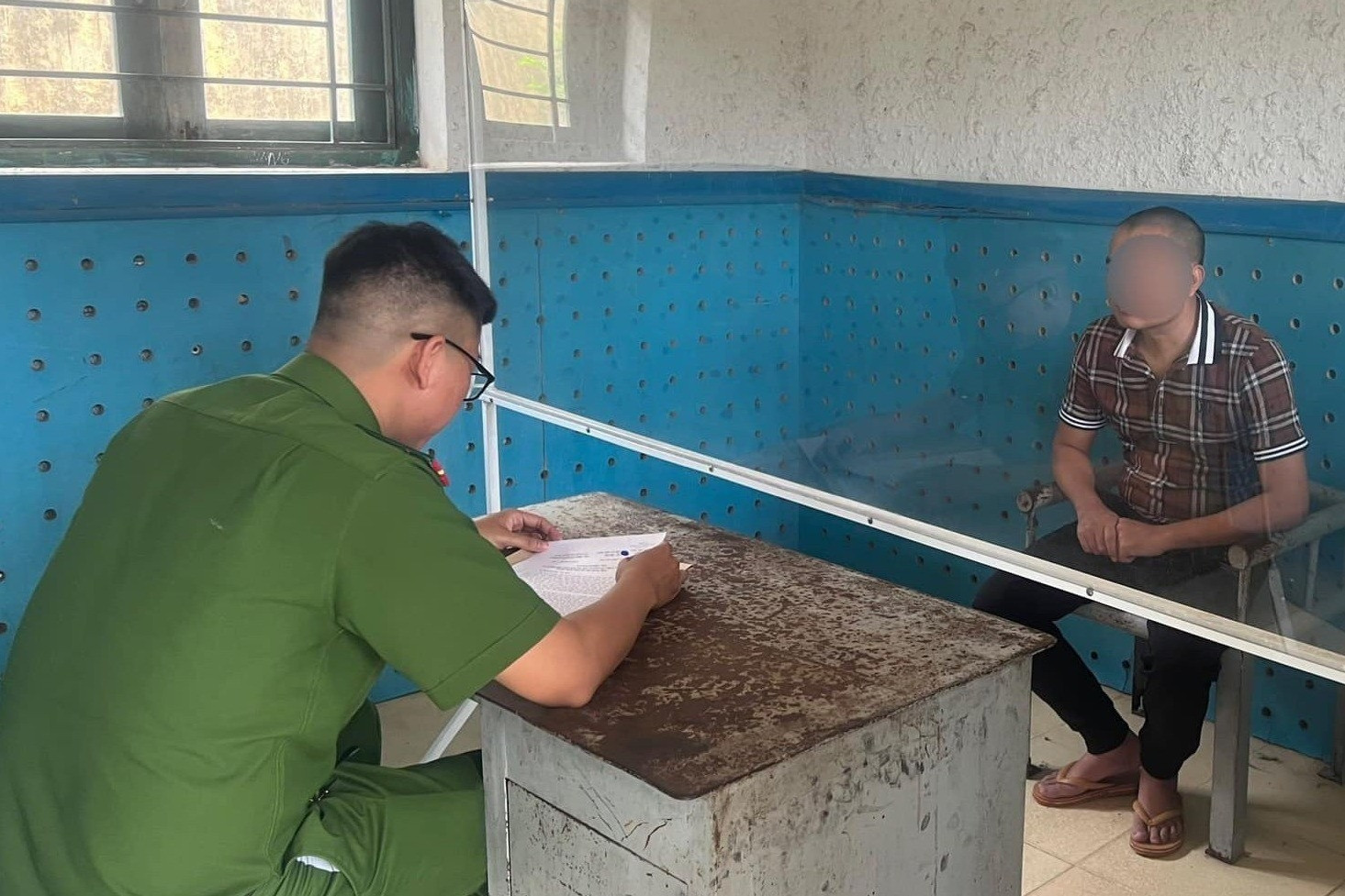 Quản lý đội xe lên mạng đặt mua giấy tờ, tem kiểm định giả