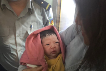 Trên đường về Hà Nội, một hành khách sinh con trên tàu