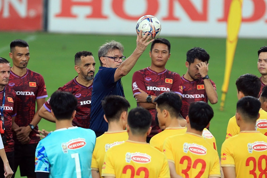 Tuyển Việt Nam tập cùng U23 Việt Nam trong ngày đầu hội quân