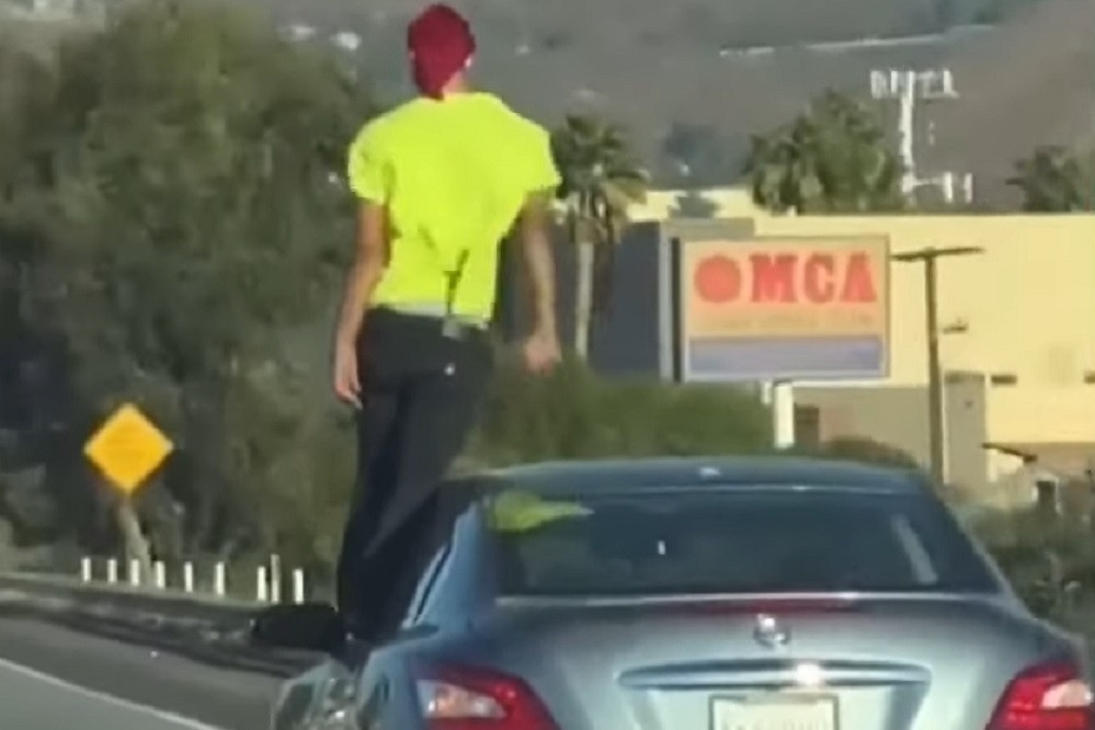 Video người đàn ông ‘múa’ trên mép cửa sổ ô tô chạy giữa đường cao tốc