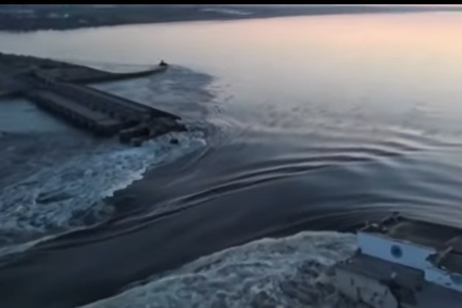 Vỡ đập thủy điện ở Kherson, Nga và Ukraine tố lẫn nhau