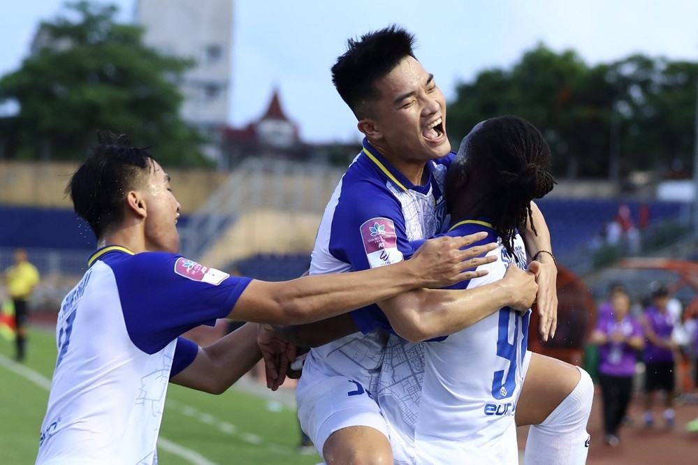 Vừa thay 'tướng', SLNA lập tức đổi vận