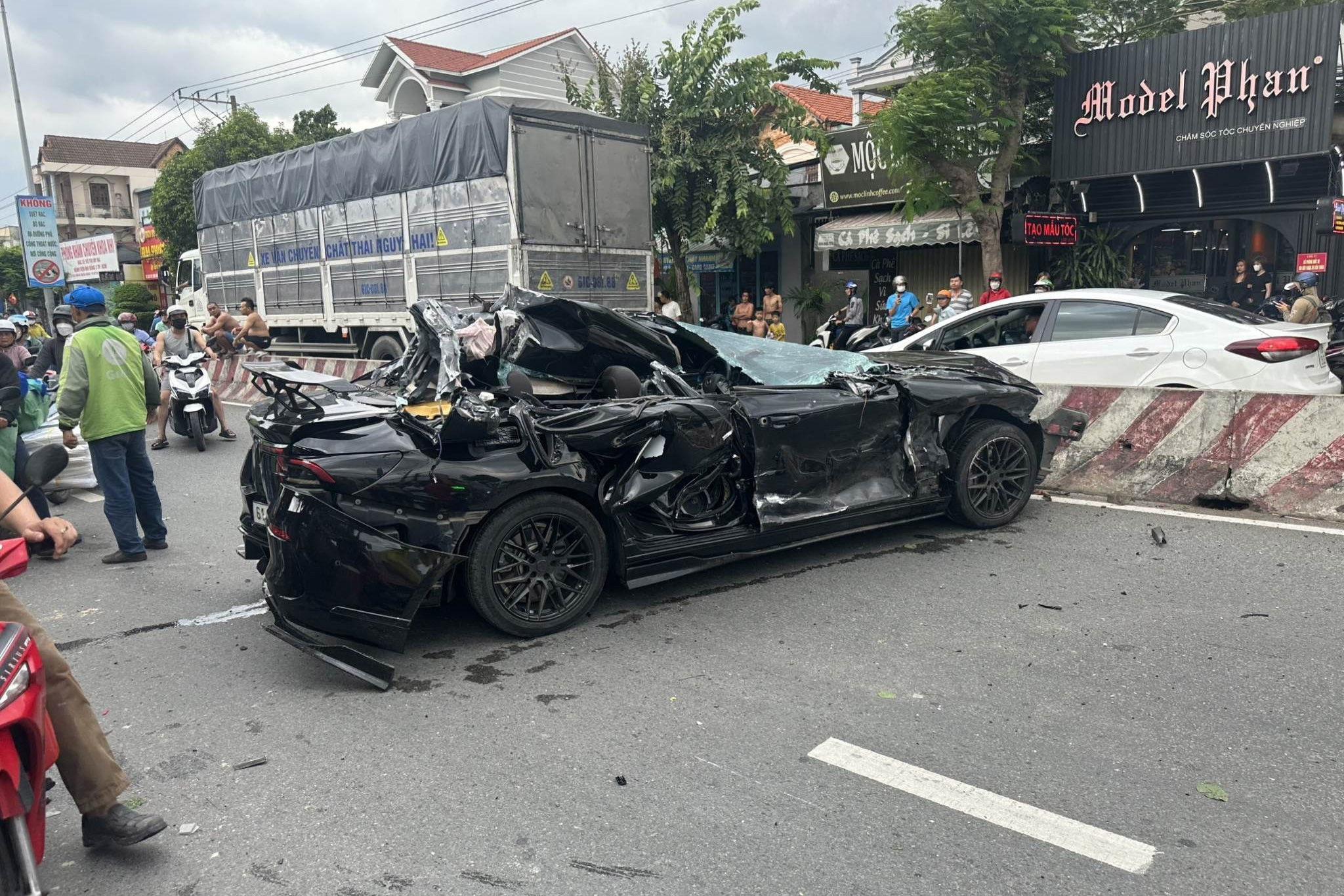 'Xế hộp' tông hàng loạt xe máy, hất văng người đi đường lên vỉa hè