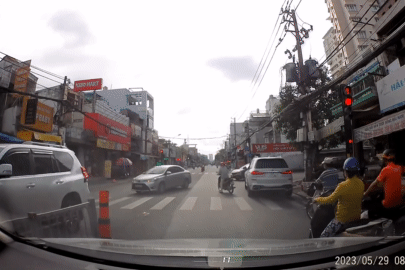Xe sang BMW liên tục bấm còi 'trèo' lên vỉa hè và vượt đèn đỏ ở TP.HCM