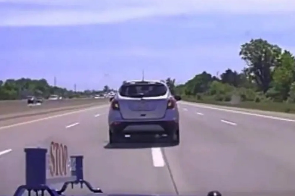 Xem cảnh sát Mỹ rượt đuổi ô tô do cậu bé 10 tuổi lái trên đường cao tốc