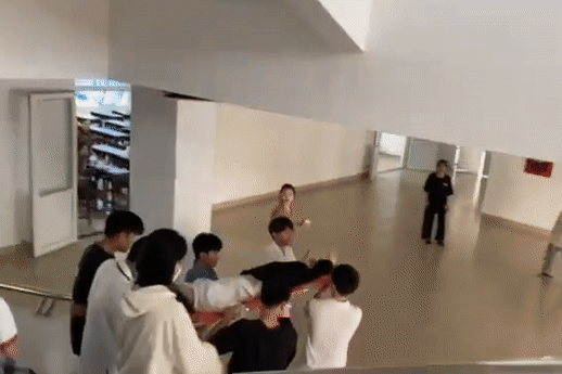 Xúc động hình ảnh sinh viên vội vã cáng bạn bị đột quỵ đi cấp cứu