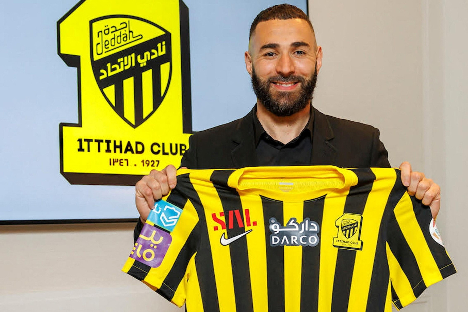 Al-Ittihad ra mắt Benzema, ký tiếp Kante