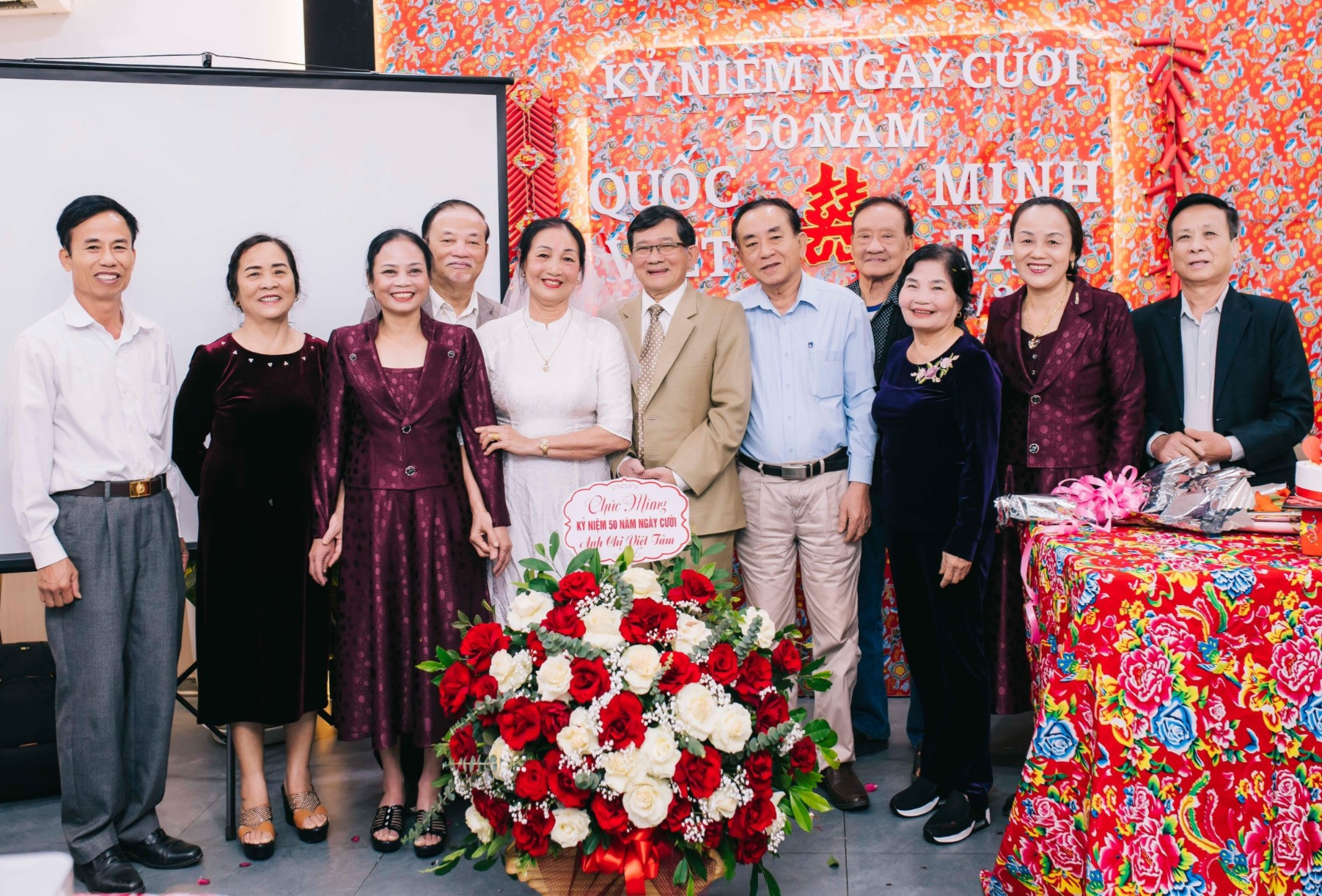 Bạn bè, người thân đến chúc mừng vợ chồng ông Việt