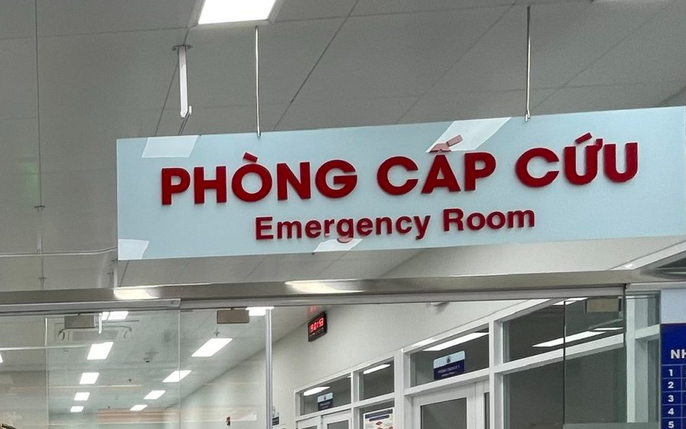 Bật báo động đỏ cứu thanh niên bị xe máy đâm khi mở cửa ô tô