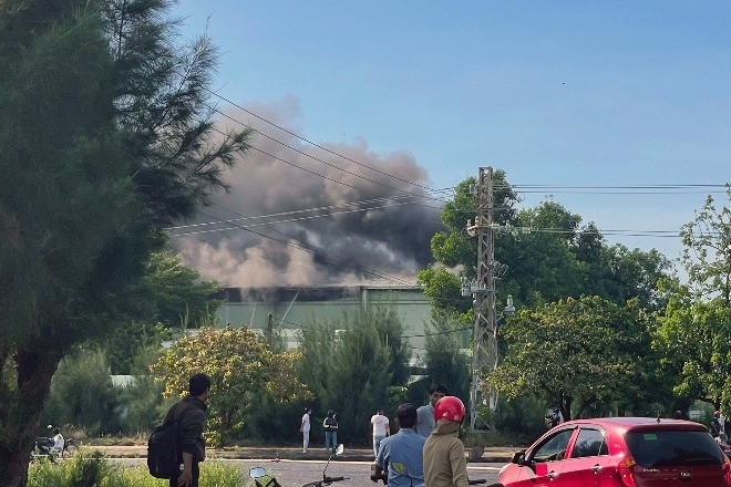 Cháy lớn tại khu công nghiệp ở Phú Yên, cột khói cao hàng chục mét