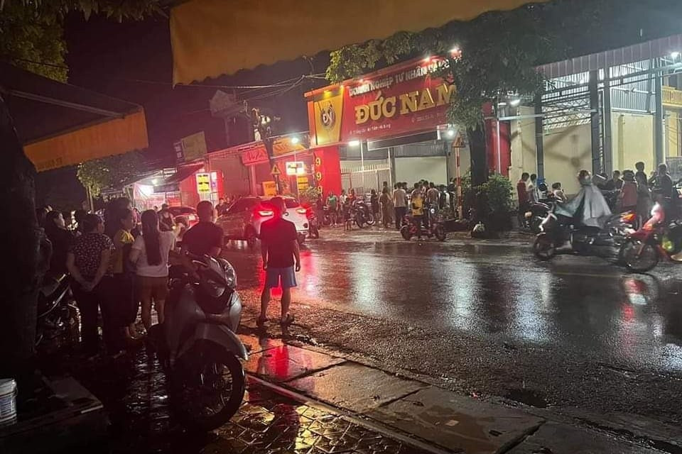 Cướp xông vào tiệm vàng, nổ súng bắn trọng thương gia chủ ở Hải Dương