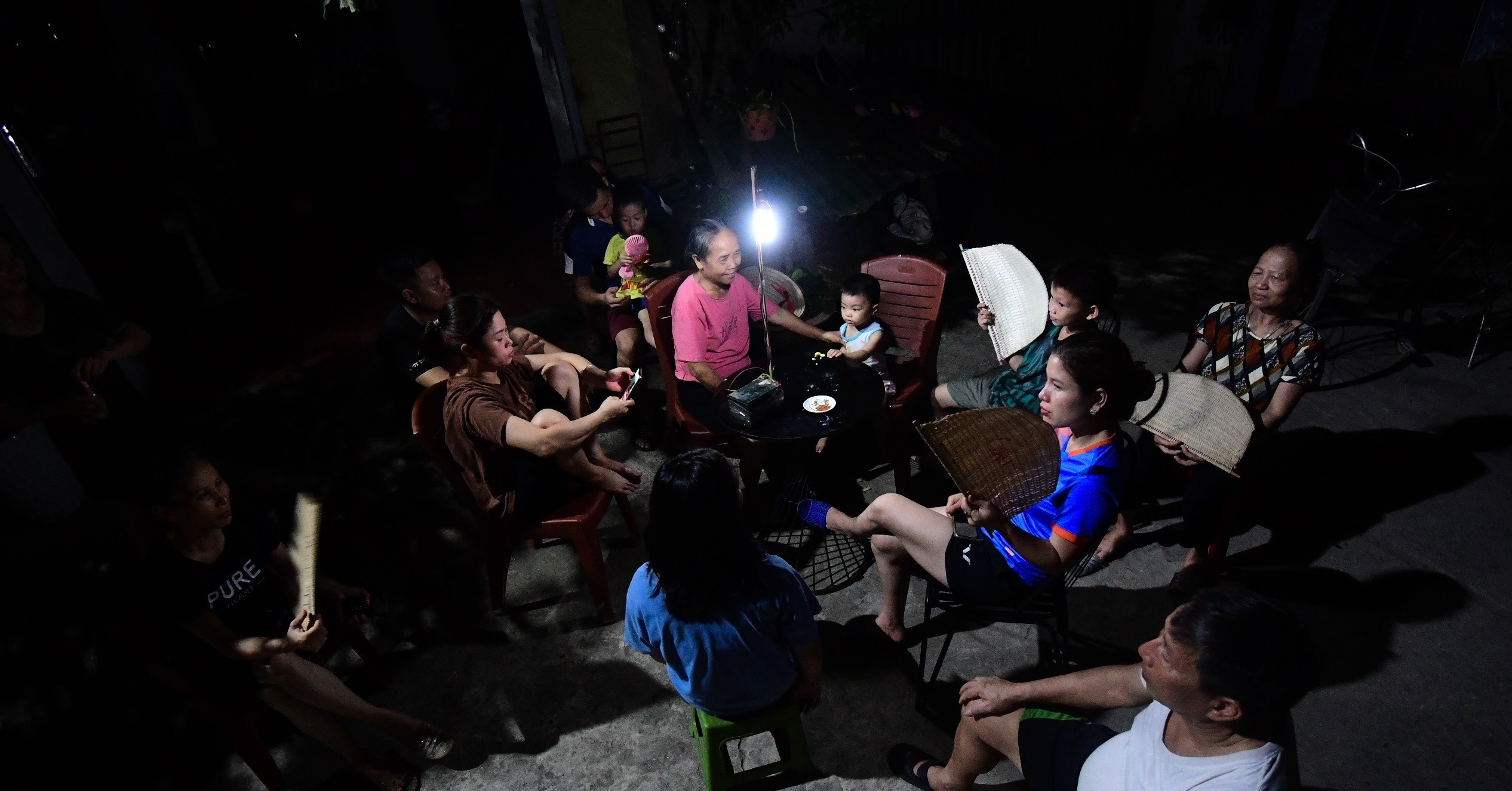 EVN giải thích việc xin tăng giá điện, nhưng vẫn gửi ngân hàng vạn tỷ đồng