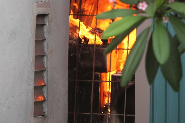 Cháy nhà 2 tầng trong ngõ sâu ở Hà Nội, khói lửa bốc dữ dội