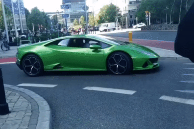 Lái siêu xe Lamborghini thể hiện trước đám đông và cái kết tẽn tò