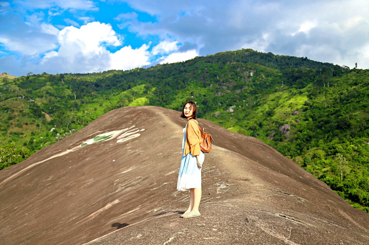 Large 'rocks' in Dak Lak become hot tourist attraction