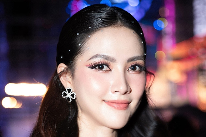 Người đẹp Phan Thị Mơ ăn vội, ngủ ít vì mê chạy show