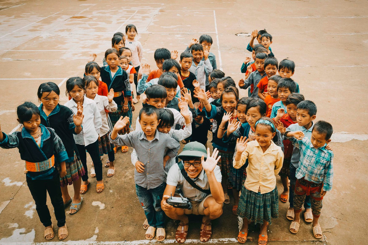 Nhiếp ảnh gia bén duyên với vùng cao, được ngàn trẻ em yêu quý