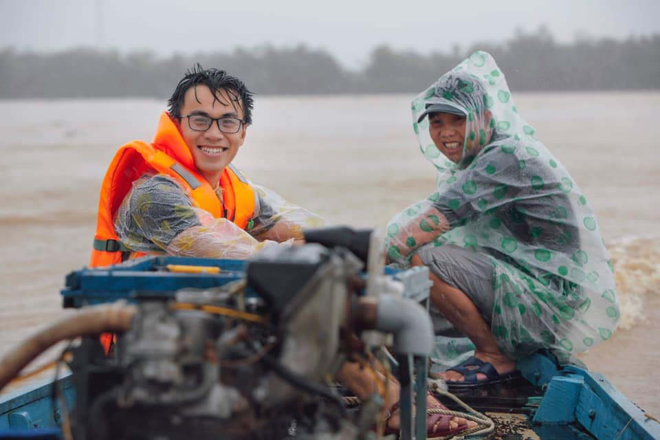 Nhiếp ảnh gia bén duyên với vùng cao, được ngàn trẻ em yêu quý