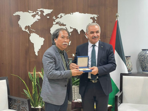 Vietnamese poet receives medal of Palestinian President