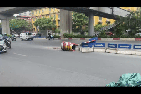 Cột phân làn ngả nghiêng, trơ trọi giữa đường Nguyễn Trãi