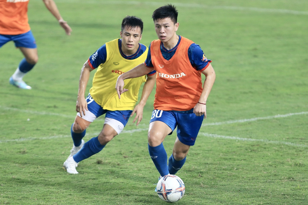 HLV Troussier ra chiêu, tuyển Việt Nam mướt mồ hôi