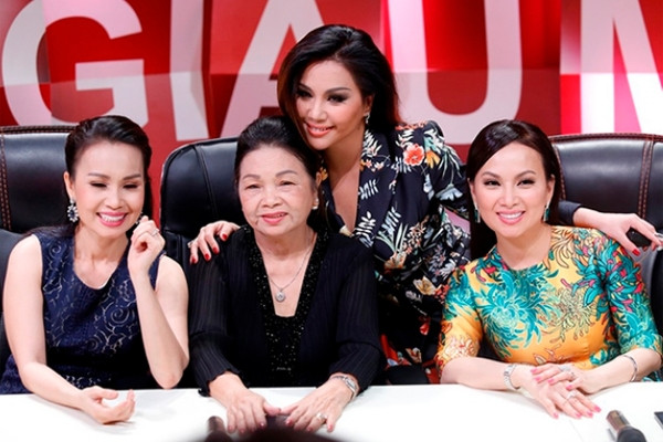 Người phụ nữ quyền lực có 3 cô con gái ca sĩ xinh đẹp, giỏi giang và giàu có