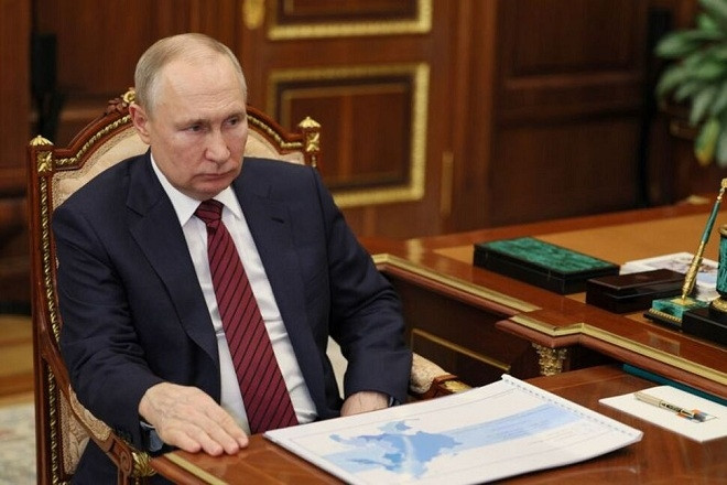 Ông Putin xem xét sáng kiến hòa bình, Ukraine chờ đảm bảo an ninh từ NATO
