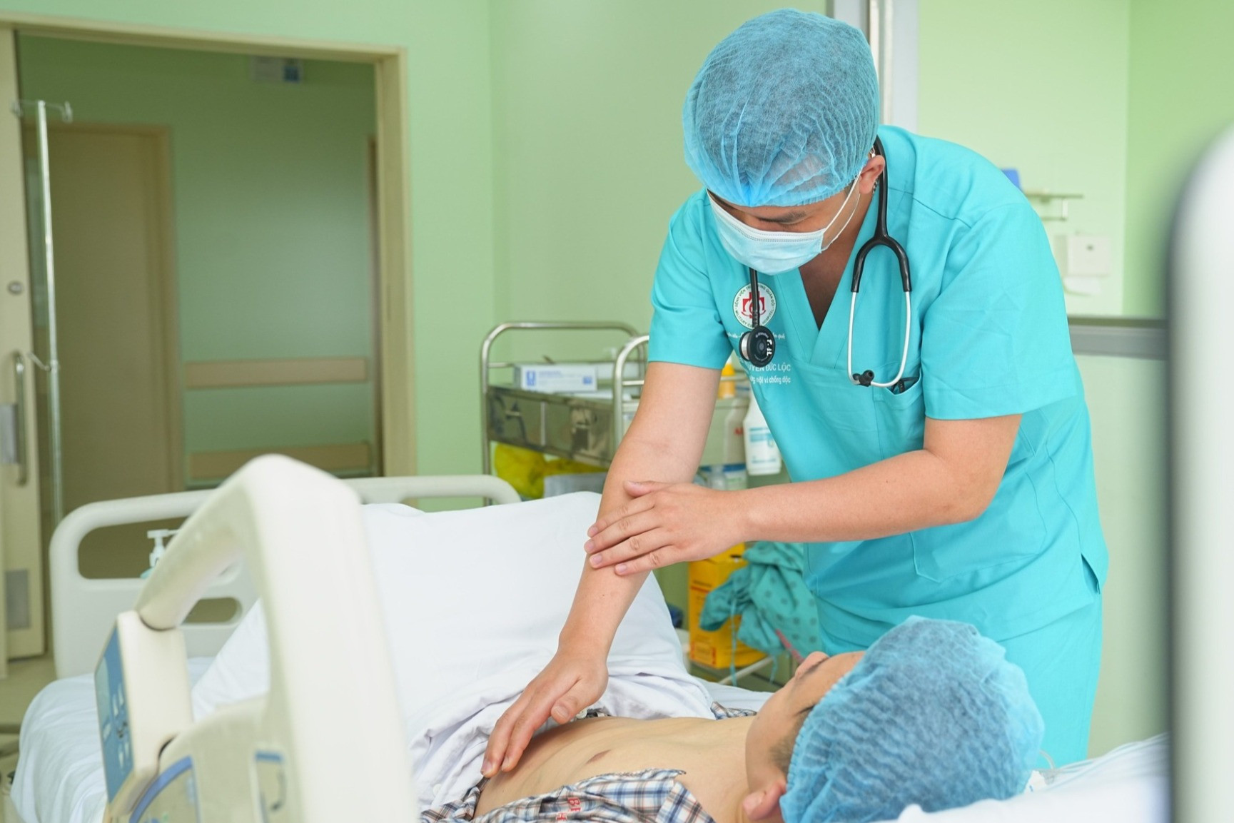 Nam thanh niên Hà Nội hôn mê sau khi chạy giữa trời nắng nóng