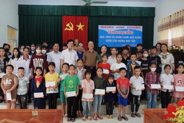 Trao học bổng tới học sinh có hoàn cảnh khó khăn ở Hà Tĩnh