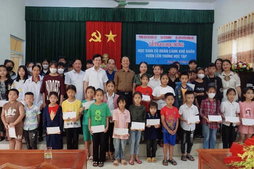 Trao học bổng tới học sinh có hoàn cảnh khó khăn ở Hà Tĩnh