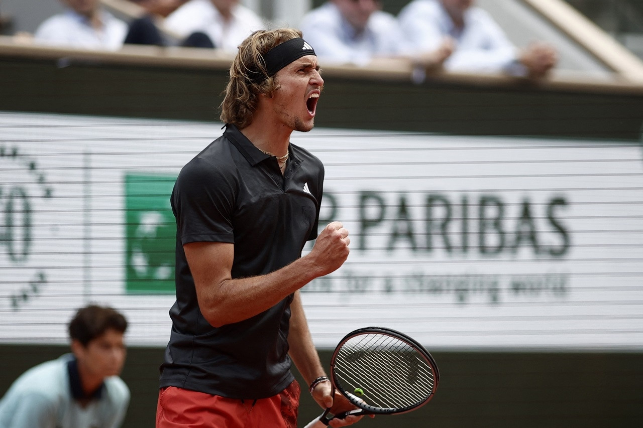 Zverev lần thứ ba liên tiếp vào bán kết Roland Garros