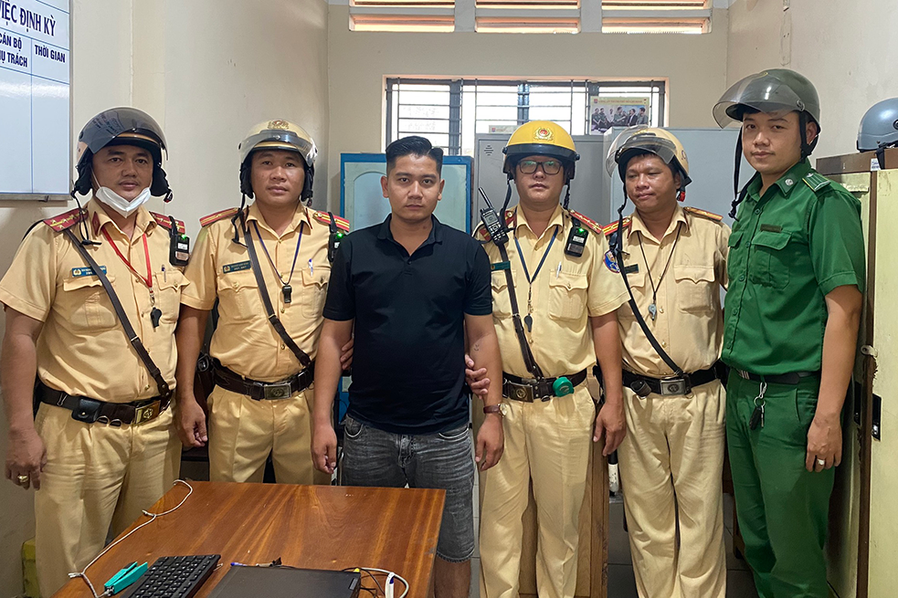 Chặn xe hết hạn đăng kiểm, CSGT bắt đối tượng bị khởi tố đang lẩn trốn