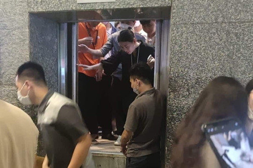 Cô gái kể lại giây phút mắc kẹt trong thang máy tòa nhà Keangnam