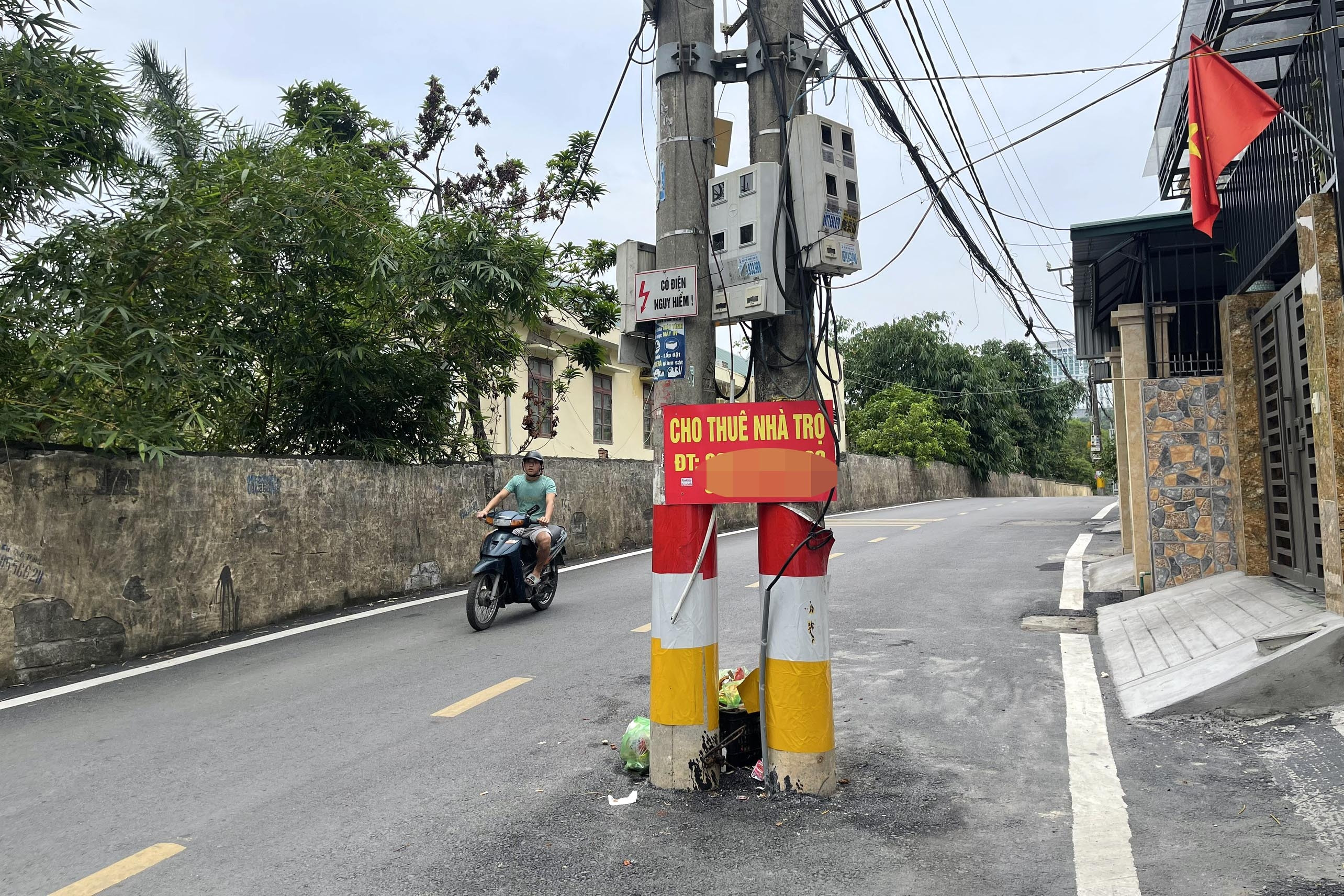 Hàng cột điện án ngữ giữa lòng đường ở TP Hạ Long