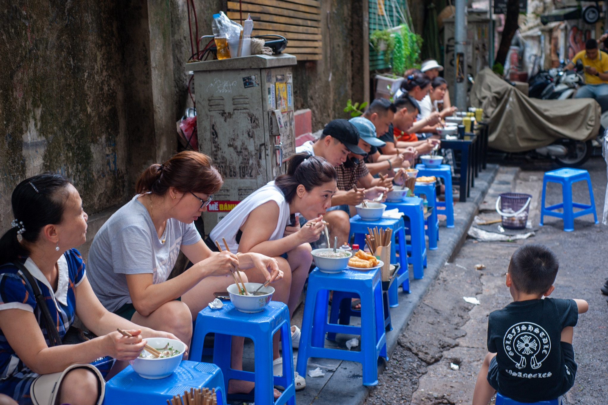 Phở Michelin ở Hà Nội, khách xếp hàng chờ, ngồi vỉa hè thưởng thức