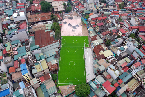 Sân bóng 'mọc' giữa khu đất Hà Nội làm đường: Chủ trương của quận Thanh Xuân