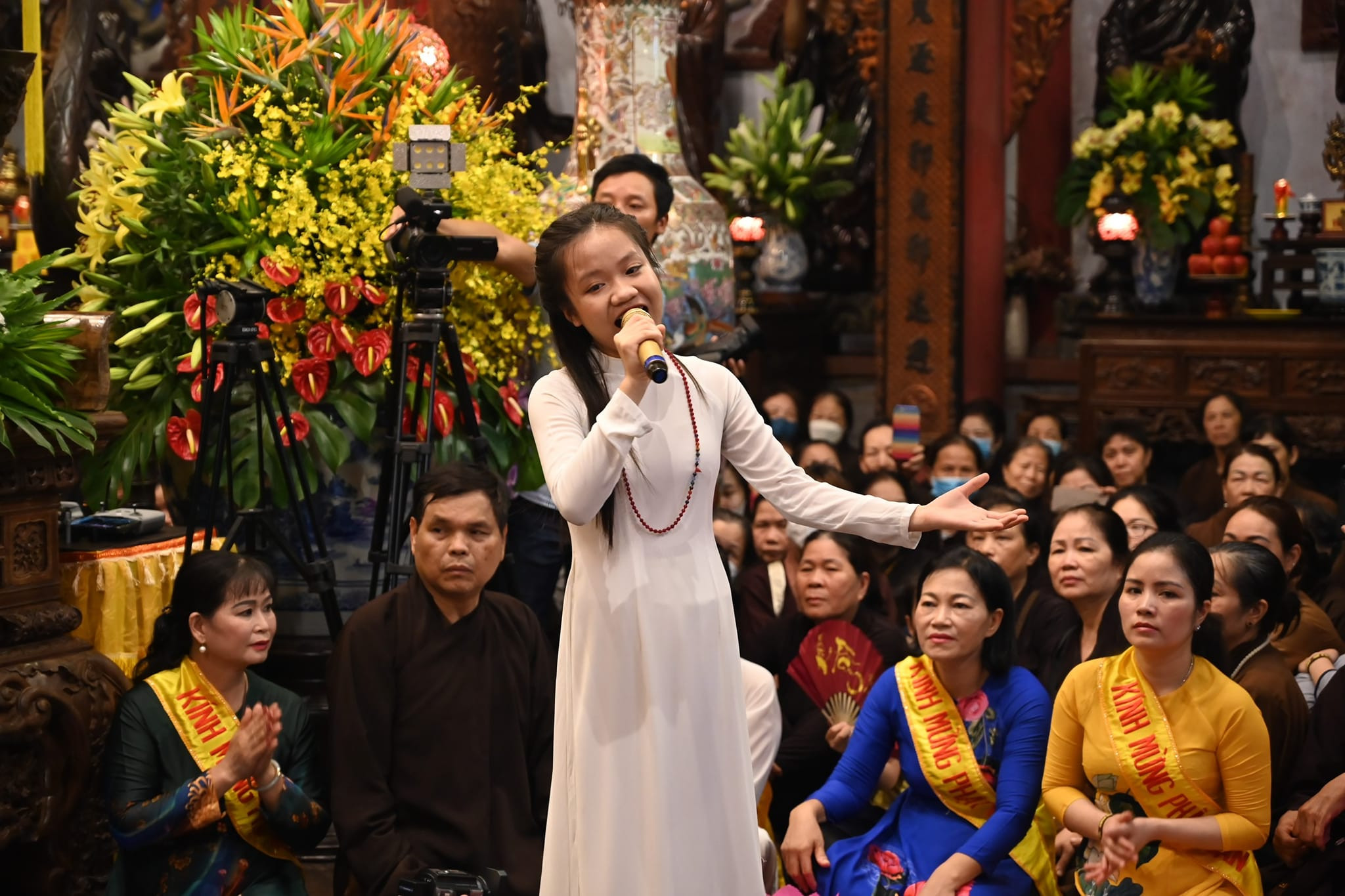 ca nương Đặng Tú Thanh thường đi hát phục vụ các chùa