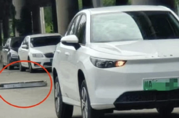 Ô tô điện Trung Quốc rớt pin khi đang chạy trên đường