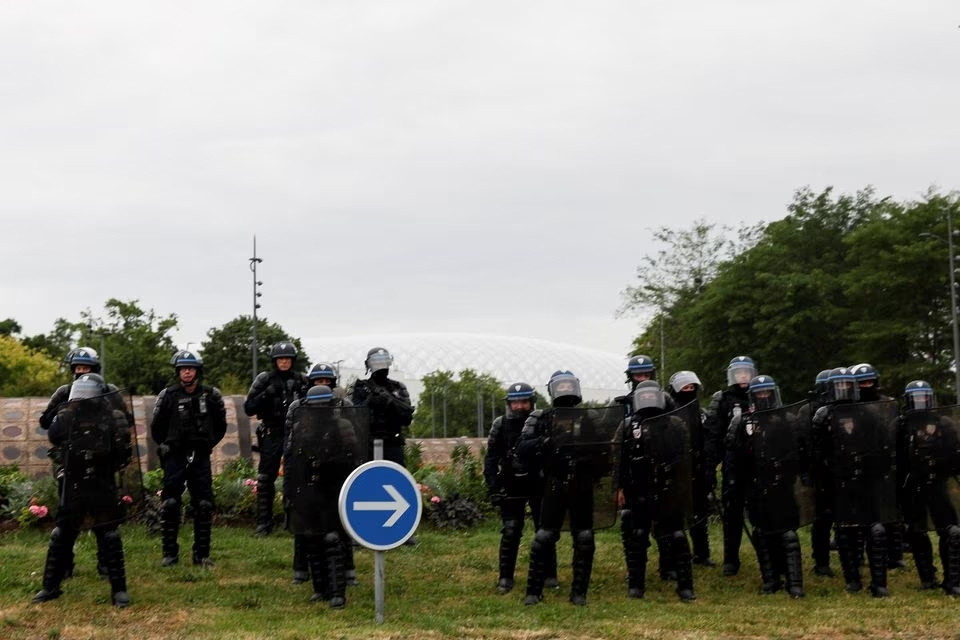 Biểu tình bạo loạn lan rộng, Pháp điều 45.000 cảnh sát vãn hồi trật tự