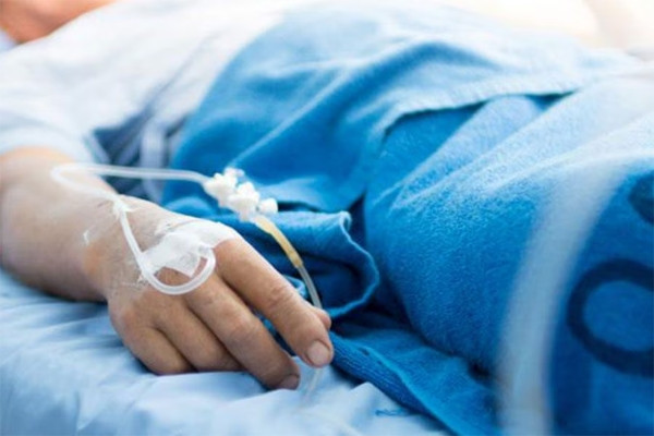 Hôn mê, thở máy sau khi bị viên gạch rơi vào chân