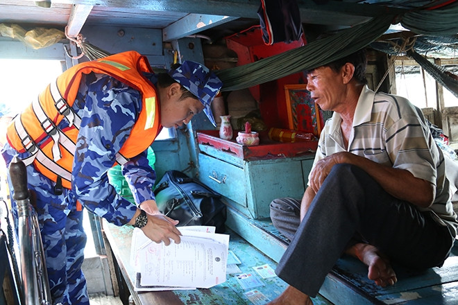 Liên tiếp bắt nhiều tàu cá vận chuyển dầu DO không rõ nguồn gốc