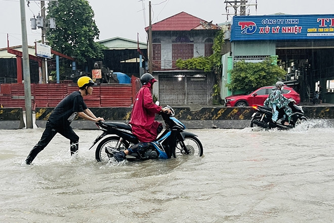 Quốc lộ 1K ngập sâu trong nước, người dân chật vật giờ cao điểm